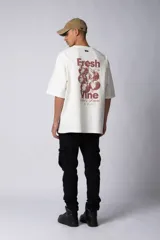 Remera de corte oversize color negro, con cuello redondo y mangas cortas. Presenta una estampa pequeña en el centro del pecho con la frase 'Fresh from the vine' en tipografía blanca.