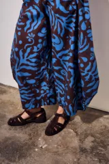Babucha de algodón peinado con estampado abstracto en tonos marrón y azul, corte holgado y silueta abombada.