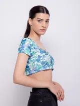 Crop top de punto color verde claro con estampado a cuadros blancos, escote redondo y mangas cortas.