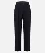 Pantalón de sastrería negro de corte recto y tiro medio, con pliegues delanteros y bolsillos laterales.
