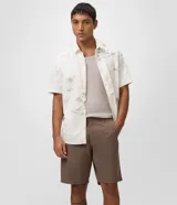 Bermuda slim de sarga color beige, con cintura con trabilla, cierre tradicional y bolsillos laterales.