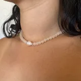 Collar de cuentas de vidrio de colores con detalles de cristal transparente checo y perlas de río naturales.