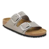 Sandalias Birkenstock modelo Arizona Big Buckle, color gris claro, con dos correas ajustables y hebillas grandes plateadas. Tienen plantilla de corcho y suela negra.