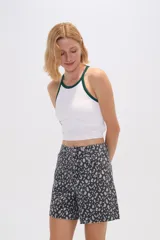 Top cropped de poliamida con diseño color block, corte al cuerpo y cuello redondo a la base con ribete en contraste.