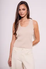 Musculosa color beige de algodón y lurex, con corte ajustado y cuello redondo.