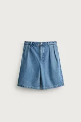 Bermuda de denim con corte relaxed fit, tiro medio y pierna recta. Presenta pliegues frontales dobles, bolsillos laterales y bolsillos traseros de doble vivo. Confeccionada en tejido rígido con efecto lavado, cierre frontal con cremallera y botón.