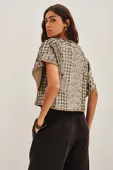 Blusa de fiesta con lentejuelas plateadas y doradas, de corte holgado, cuello redondo y mangas cortas tipo capa.