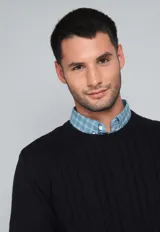 Sweater de punto trenzado color azul marino, con cuello redondo y mangas largas.