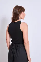 Blusa sin mangas de punto, con cuello redondo y ajuste al cuerpo.