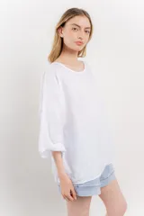 Blusa de lino color verde oliva, de corte amplio y relajado, con escote redondo y mangas 3/4 remangadas.