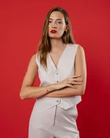 Chaleco negro de lino con botones frontales y forro interno.