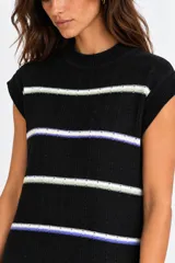 Vestido largo de punto negro con diseño sin mangas, cuello redondo y aberturas laterales en el bajo. Presenta un patrón de rayas horizontales en tonos blancos y violetas.