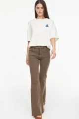 Remera de algodón con elastano, de moldería boxy y calce relajado, color blanco. Presenta un bordado exclusivo de un atardecer en tonos azules en el pecho.