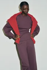 Pantalón de tiro alto con corte ancho y recto, confeccionado en tejido de punto elástico y flexible con cintura elástica.