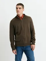 Cardigan de algodón con cuello alto y cierre frontal completo. Presenta mangas largas tipo ranglan y bolsillos laterales de ribete.