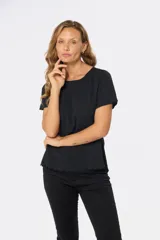 Blusa manga corta de cuello redondo con estampado floral en blanco y negro.
