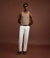 Musculosa de hombre color beige con textura acanalada, cuello redondo y corte regular.
