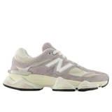 Championes urbanos New Balance modelo 9060, con diseño chunky en tonos violeta y crema. Confeccionados en una combinación de gamuza y malla, presentan el logo N característico en los laterales y una suela robusta con tecnología de amortiguación.