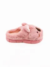 Pantuflas de peluche color tostado con diseño de cara de koala, orejas sobresalientes y suela de goma.