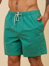 Short de baño tipo volley color amarillo claro, con cintura elástica y cordón ajustable. Presenta un diseño liso con un pequeño logo bordado en la parte inferior de la pierna izquierda.