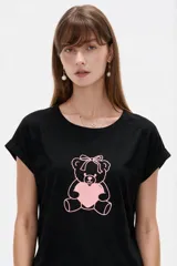 Remera de manga corta de algodón, de corte holgado y cuello a la base. Presenta un estampado frontal en el pecho con forma de corazón y encaje, con la inscripción "La Dolce Vita".