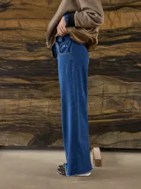 Jean de corte relajado color azul oscuro, con cintura elástica y detalle de bordado con el número 1986 sobre el bolsillo delantero.