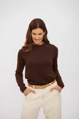 Buzo de punto fino color marrón, con cuello redondo y mangas largas, de corte ajustado al cuerpo.