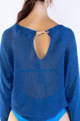 Sweater de tejido de punto metalizado color azul, de escote bote, mangas largas con puños ajustados y diseño holgado.