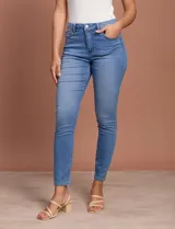 Jean skinny tiro medio color azul, marca One Five One, confeccionado en algodón elastizado. Cuenta con pretina con pasadores, cierre y botón metálico, bolsillos delanteros y traseros, y laterales sin costura.