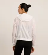 Campera rompevientos deportiva Get Over de poliamida blanca, con capucha, cierre frontal de cremallera y puños y cintura ajustados.