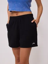 Short de tiro alto confeccionado en tejido de algodón y poliéster, con cintura elástica y bordado pequeño en la parte inferior.