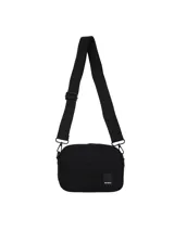 Bandolera pequeña de color negro con diseño capitoneado. Cuenta con correa ajustable con el logo de la marca grabado, cierre principal y parche frontal con el nombre de la marca.