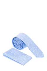 Corbatín celeste con estampado floral blanco y pañuelo de bolsillo a juego.