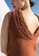 Top color ladrillo tejido en hilo de algodón con trenza en el escote y espalda baja.