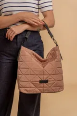 Cartera capitoneada color beige, con diseño geométrico y asa resistente. Amplia y cómoda, ideal para el uso diario.