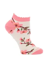 Medias cortas de algodón con estampado de flores de cerezo, con borde superior acanalado en color rosado y puntera y talón reforzados en el mismo tono.