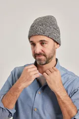 Gorro tipo fishman de tejido de punto melange, color gris jaspeado con detalles en azul.