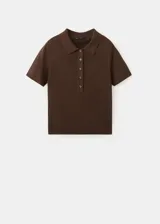 Chaleco de punto fino color marrón, de diseño recto, con cuello polo, mangas cortas y cierre delantero de botones.