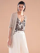 Spolverino largo de tejido calado color beige.