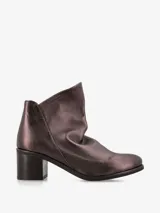 Botín de cuero italiano con acabado metalizado oscuro, diseño de caña corta con efecto arrugado y taco bloque de altura media.