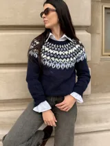 Sweater tejido a mano de corte clásico, color gris con diseño de guarda nórdica en el canesú en tonos blanco, marrón y detalles en rojo.