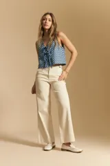 Pantalón negro de corte recto y tiro alto, con caída limpia y estructura en algodón con elastano.