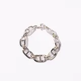 Pulsera de eslabones plateada con cierre de gancho.