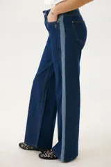 Pantalón de jean celeste, corte amplio y tiro alto.