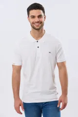 Remera polo de manga corta en color azul melange, con cuello camisero, cierre frontal de dos botones y pequeño bordado en el pecho.
