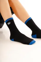 Medias de algodón color crema con detalle de franja gris en el puño y bordado de la bandera de Uruguay en el lateral.
