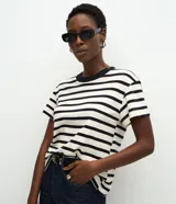Blusa de corte boxy confeccionada en algodón, con diseño de rayas horizontales, cuello redondo de punto en color contrastante y mangas cortas.