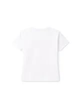 Remera blanca de manga corta y cuello redondo, con un corte ovalado horizontal en el centro del pecho.