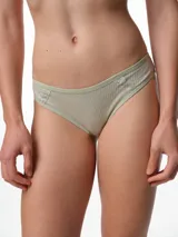Bombacha tipo bikini de algodón acanalado color gris melange, con detalle de puntilla en los laterales delanteros y terminaciones con elástico.