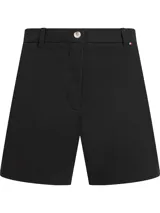 Shorts de vestir color negro, de corte recto y tiro medio, con cierre frontal de botón y trabillas para cinturón. El producto es una prenda inferior femenina.